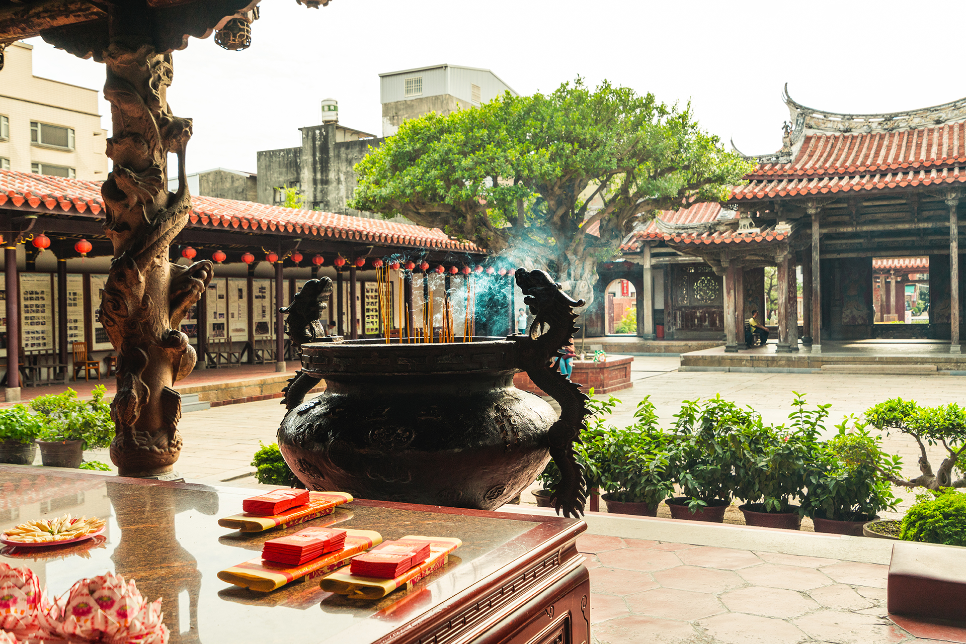 香煙繚繞的鹿港龍山寺