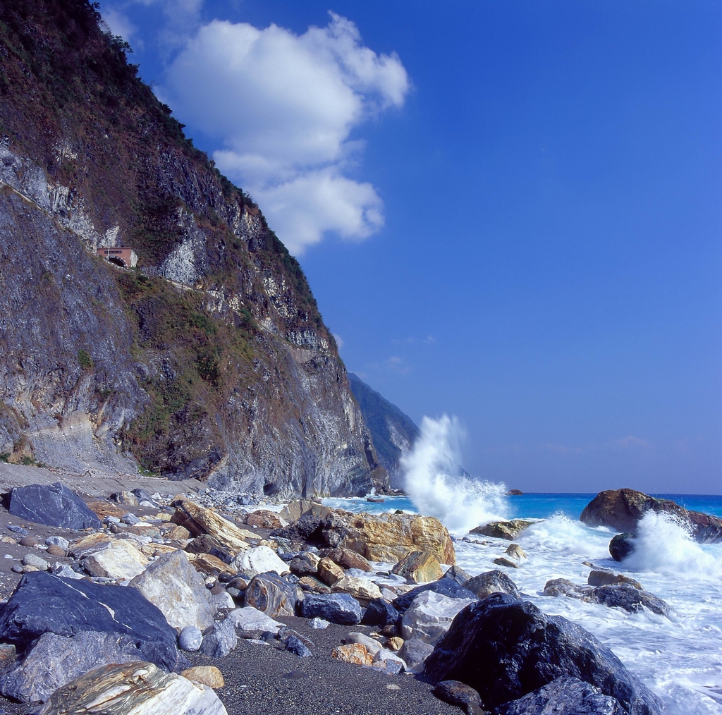 Magnificent spectacle of Qingshui Cliff