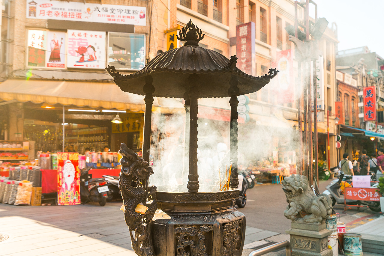 香煙繚繞的霞海城隍廟