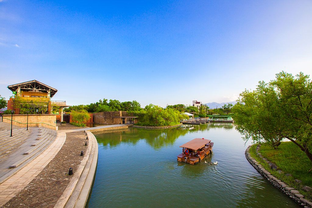 園區緊鄰宜蘭縣冬山河，其內河道座落於園區內，來趟畫舫船之旅，從河面觀賞園區，欣賞不同的傳藝之美。