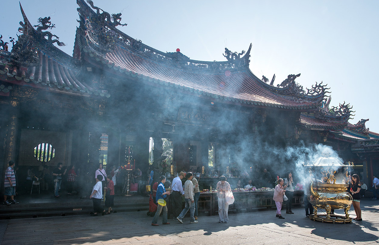 香煙繚繞的臺北龍山寺