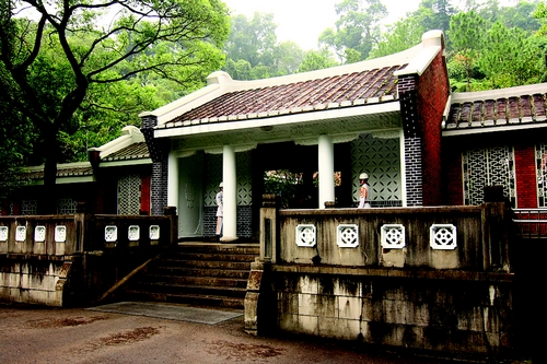 第4张照片 【慈湖陵寝】 慈湖陵寝因蒋公长眠於此而闻名,当年蒋公以