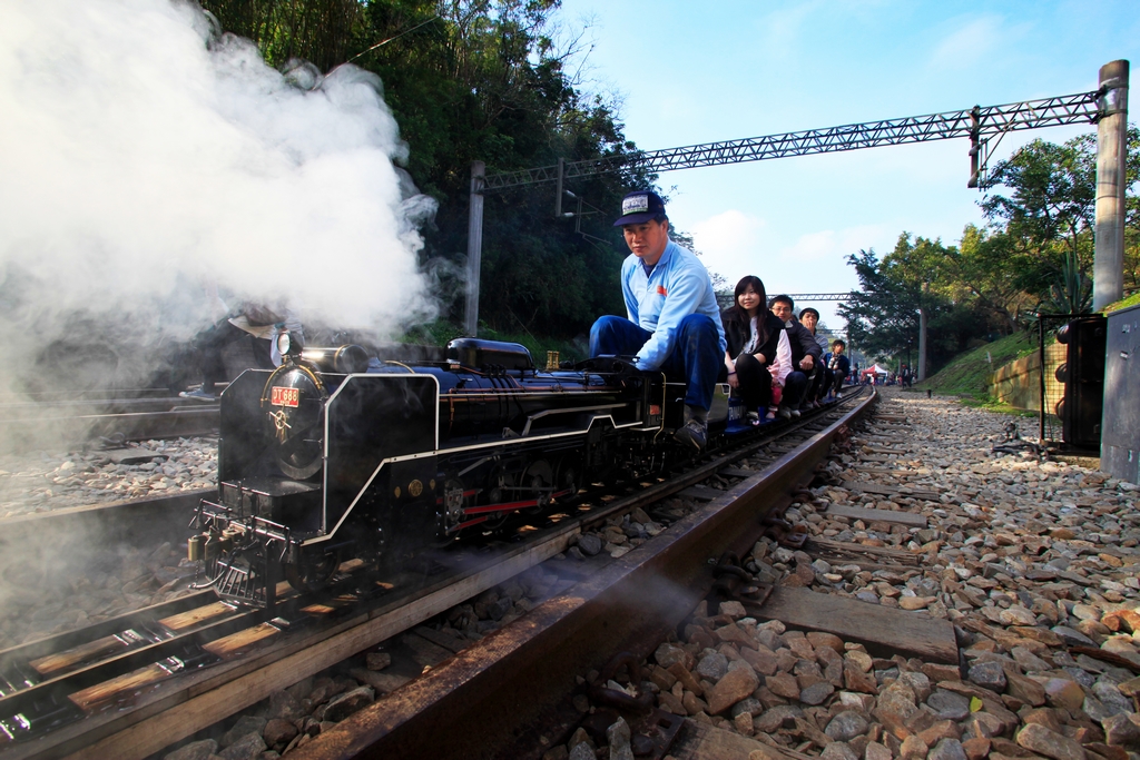 【勝興小火車】勝興車站除了小火車外，自100年10月15日起每週六、日各行駛1班郵輪式柴電列車行駛三義站至舊泰安站。