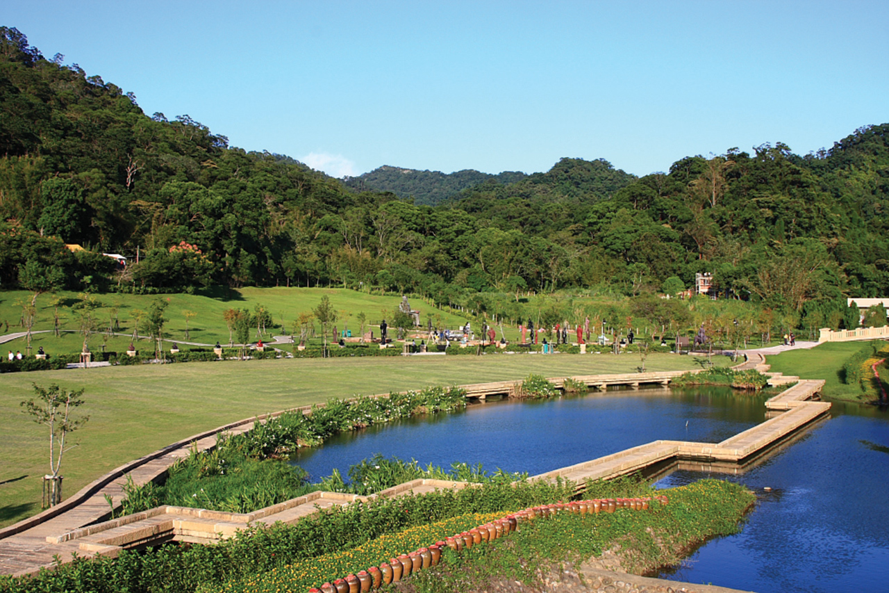 【慈湖紀念雕塑公園】公園內有一百多件蔣公銅像供遊客參觀，每座雕塑皆具藝術價值，是全台唯一一座以單一人像為主題的紀念公園。