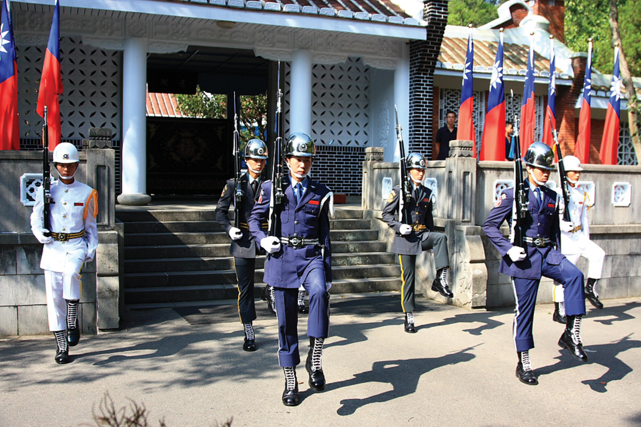 【儀隊交接】三軍儀隊表演，花式操槍每小時換班，全台目前僅有五處可觀賞，其中兩處便位於大溪及慈湖陵寢。