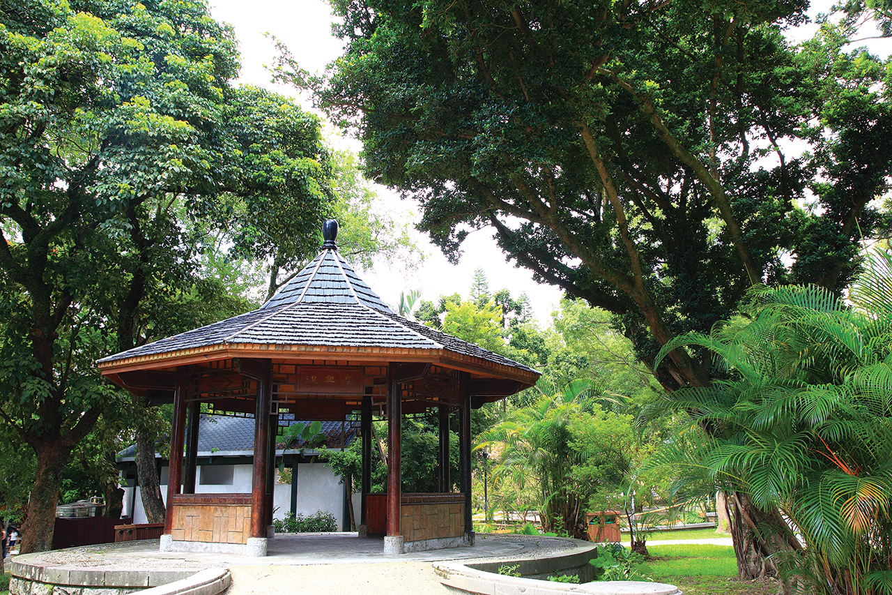 【大溪中正公園】位於大漢溪河階台地上，是大溪老街的後花園，景觀視野極佳，加上參天古木及茂盛花草，吸引遊客前來休憩。