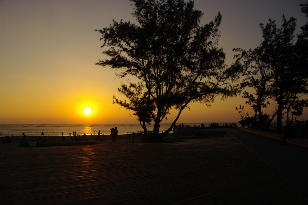 「安平夕照」，落日餘暉的夕陽之景。當黃昏夕陽西下時，可以看到滿天雲彩，將整片天空渲染成一幅絢麗的畫布，美不勝收