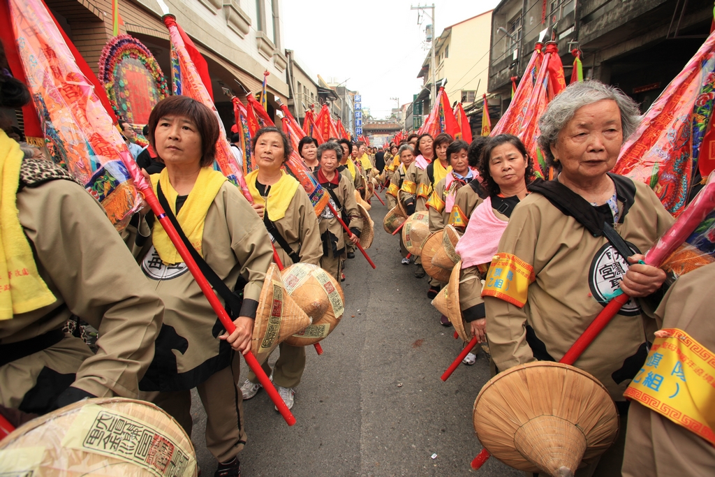 【大甲媽祖遶境進香】每年「大甲媽」南下遶境進香活動，造成全臺皆若狂之景，與回教麥加朝聖、印度恆河洗禮同為世界三大宗教慶典活動。