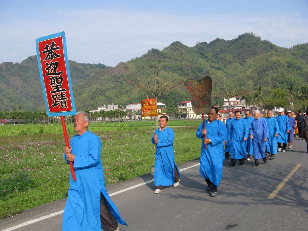 穿上傳統藍衫，將字紙送到敬字亭中焚燒。