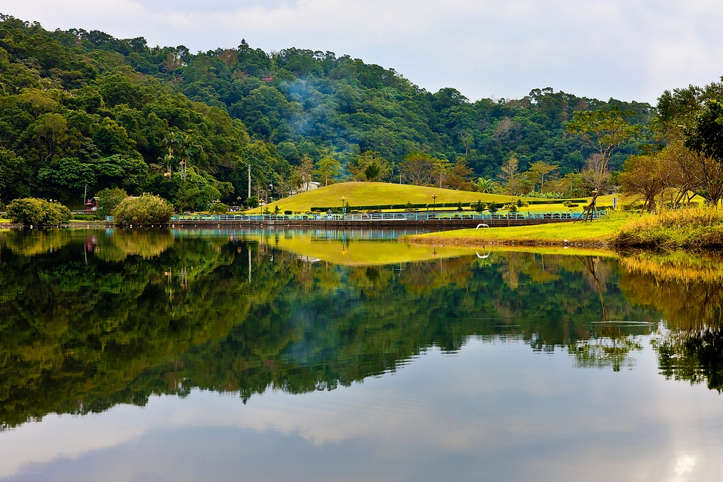 【龍潭湖】三面環山，寺廟環山林立，暮鼓晨鐘，山光水色互相輝映，保有自然原始的樸實風貌。