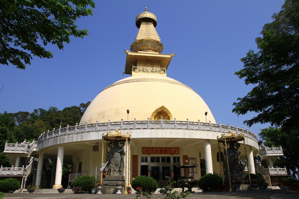 【鎮國寺佛陀舍利塔】東南亞最高舍利佛寶塔-集集鎮國寺，又稱世界和平塔。設有全台唯一208個銅製轉經輪，清幽典雅、暮鼓晨鐘，兼具宗教觀光之殊勝景。