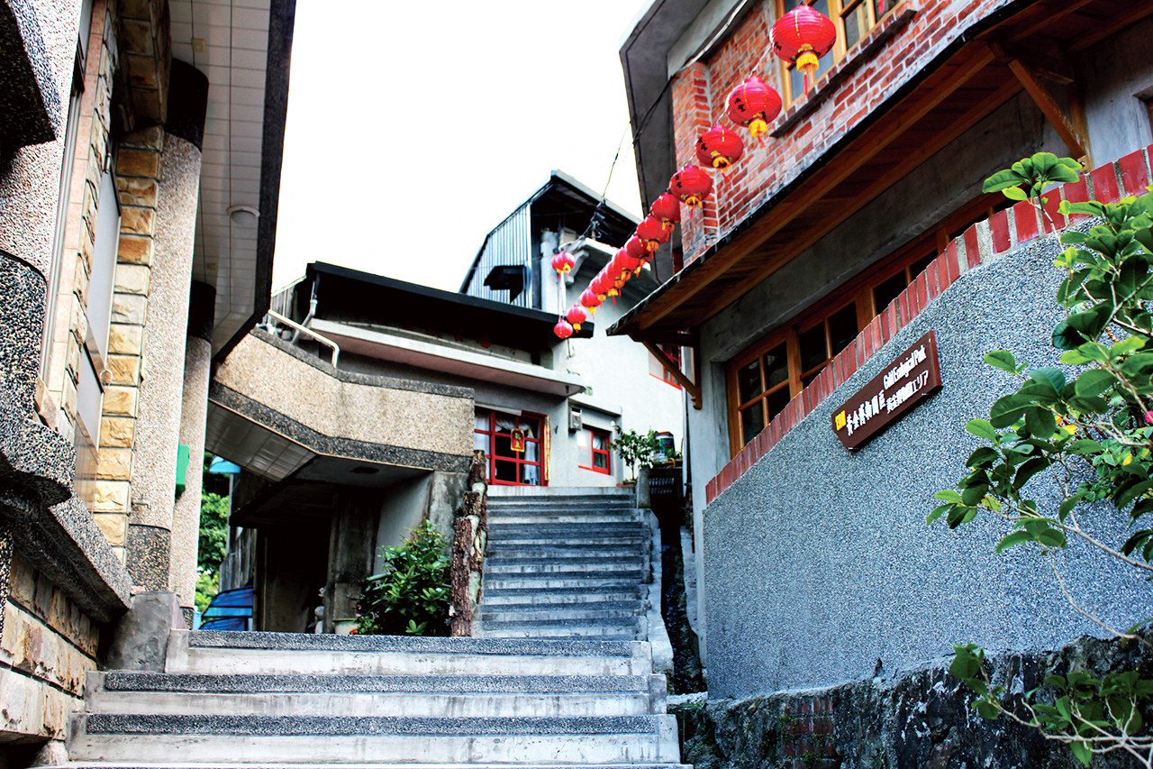 【祈堂老街（金瓜石）】  過去與豎崎路均是商業鼎盛、沿著山勢而建的階梯路。採礦期，每日人潮往來的道路，商圈應有盡有，包羅萬象，因而有金瓜石「銀座」之稱。現今的祈堂老街，較具特色的店舖為阿婆的柑仔店、真心咖啡館，以及低調卻處處是寶的「古貨宅」。