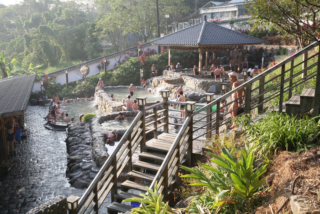 【北投公園露天溫泉】位於北投公園內，造型雅致的露天溫泉，有6個高低溫差不同的浴池，泉水引用地熱谷的青磺泉，深受旅客喜愛。