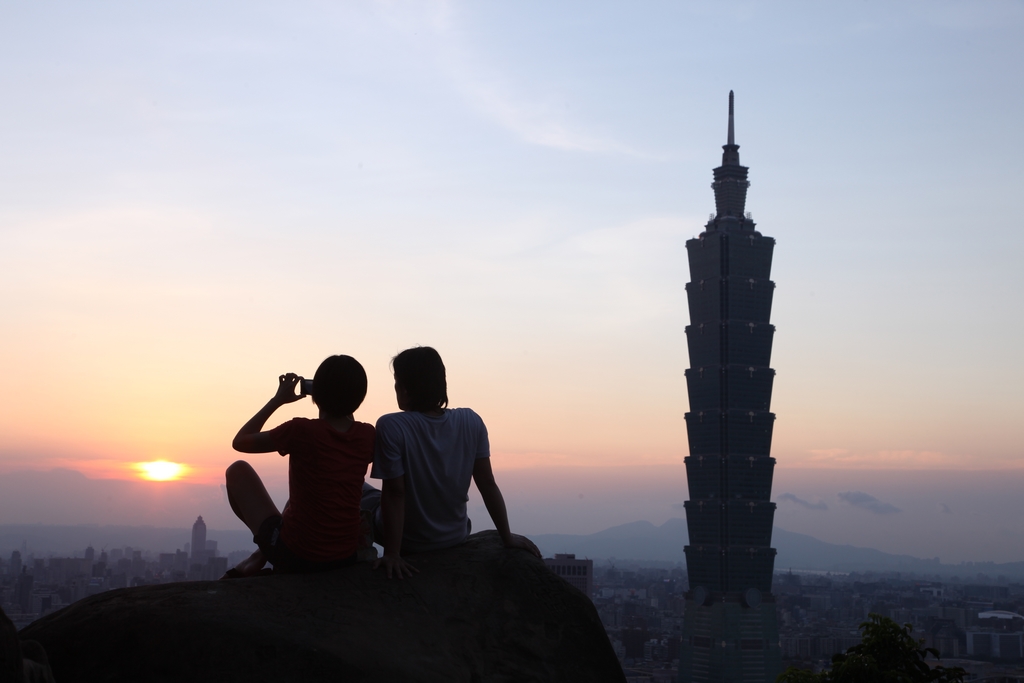 【登象山遠眺臺北風貌】黃昏時景，登上象山，欣賞夕陽餘暉西下，這裡早已成為攝影行家口耳相傳的信義區熱門取景地點。