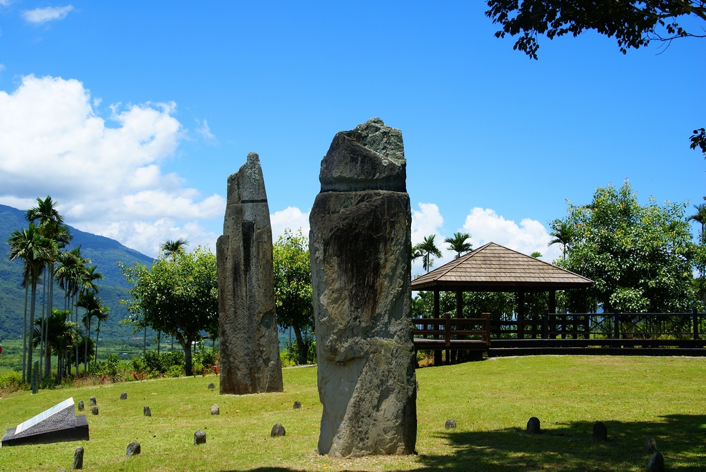 【掃叭石柱】位於舞鶴台地北側山坡上，它的原意是指「木板」，距今約3千年前出現，是台灣唯一的史前巨石文明遺跡。