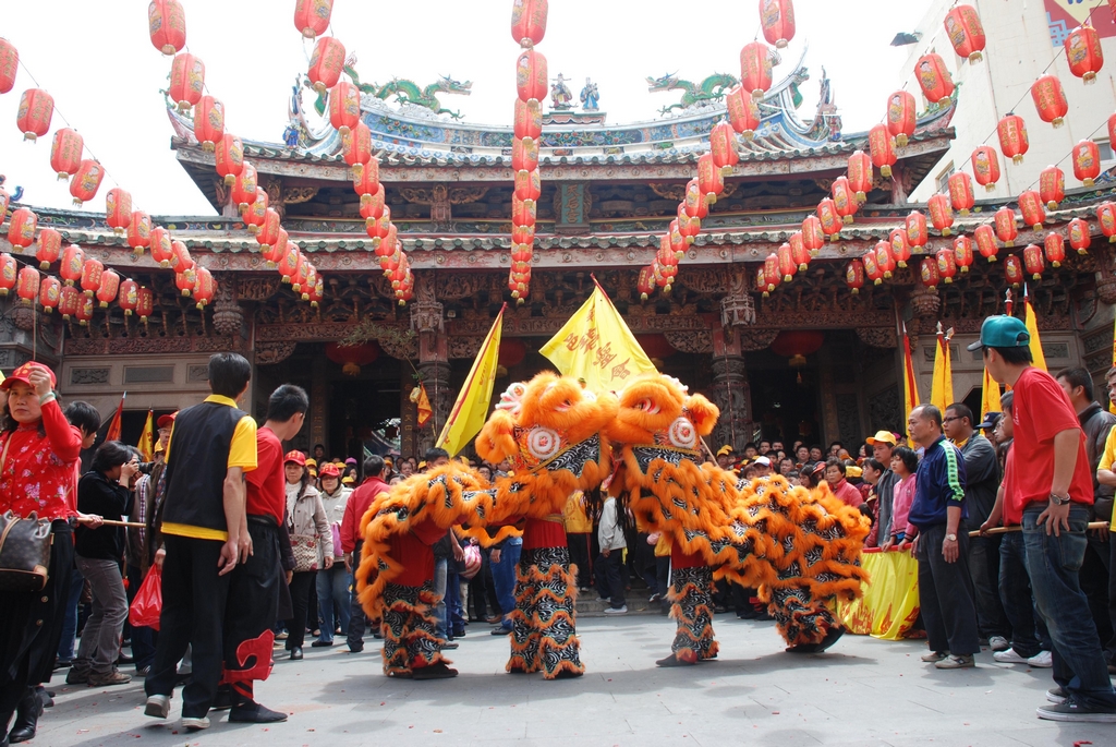 鹿港全年各個廟會活動不斷，隨時等著國內外觀光客到此體會濃厚的宗教、文化氣氛。