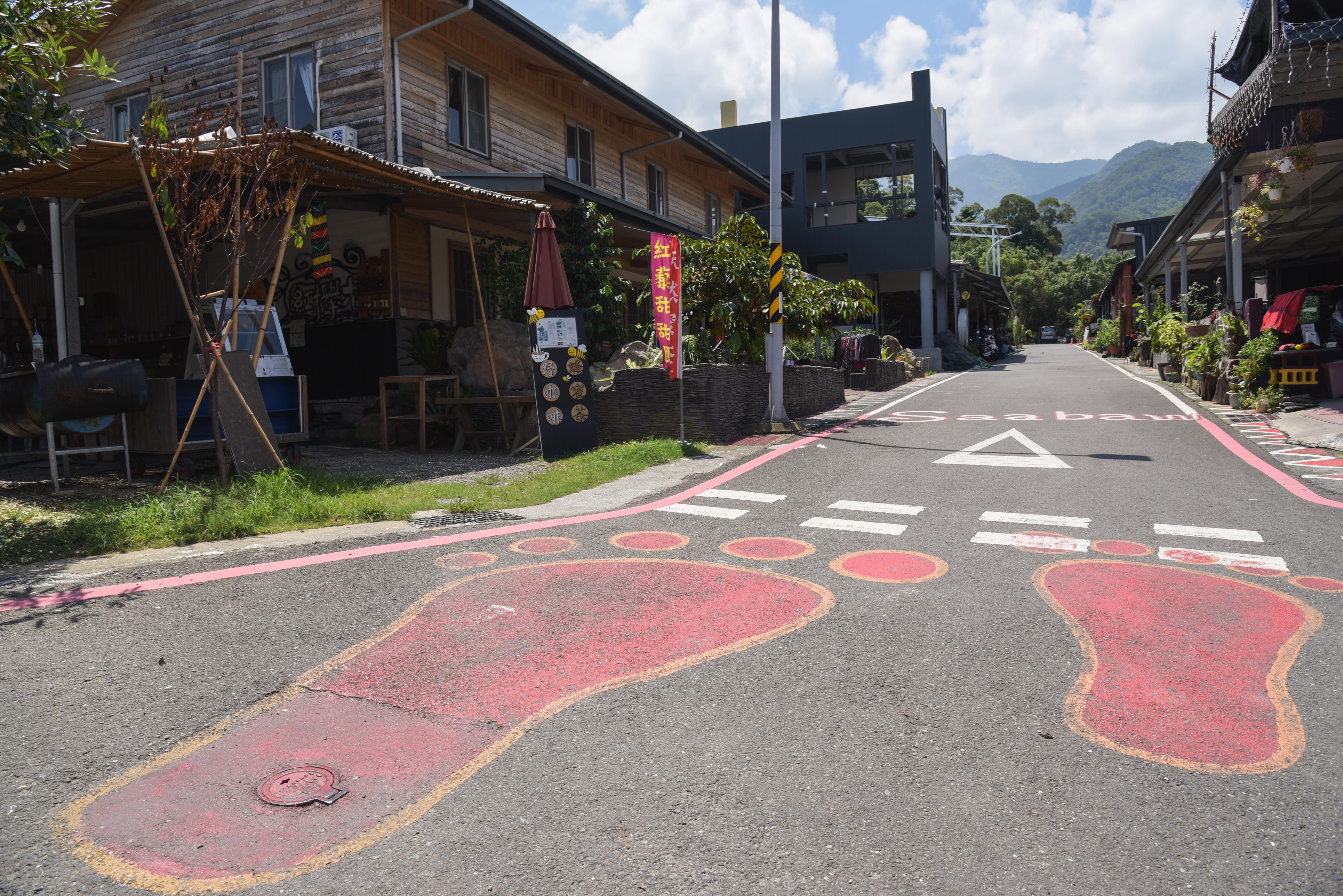 好茶部落大腳印地標