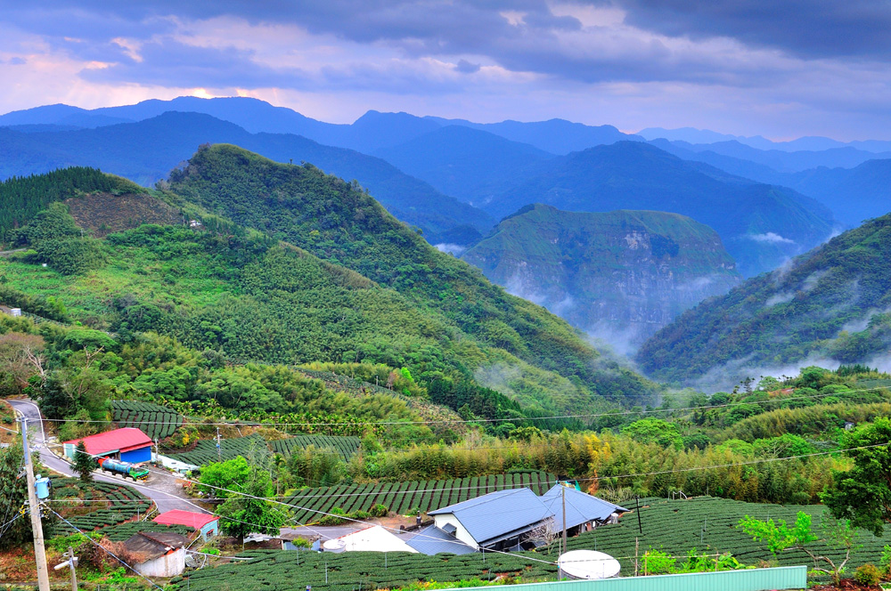 群山環繞美景