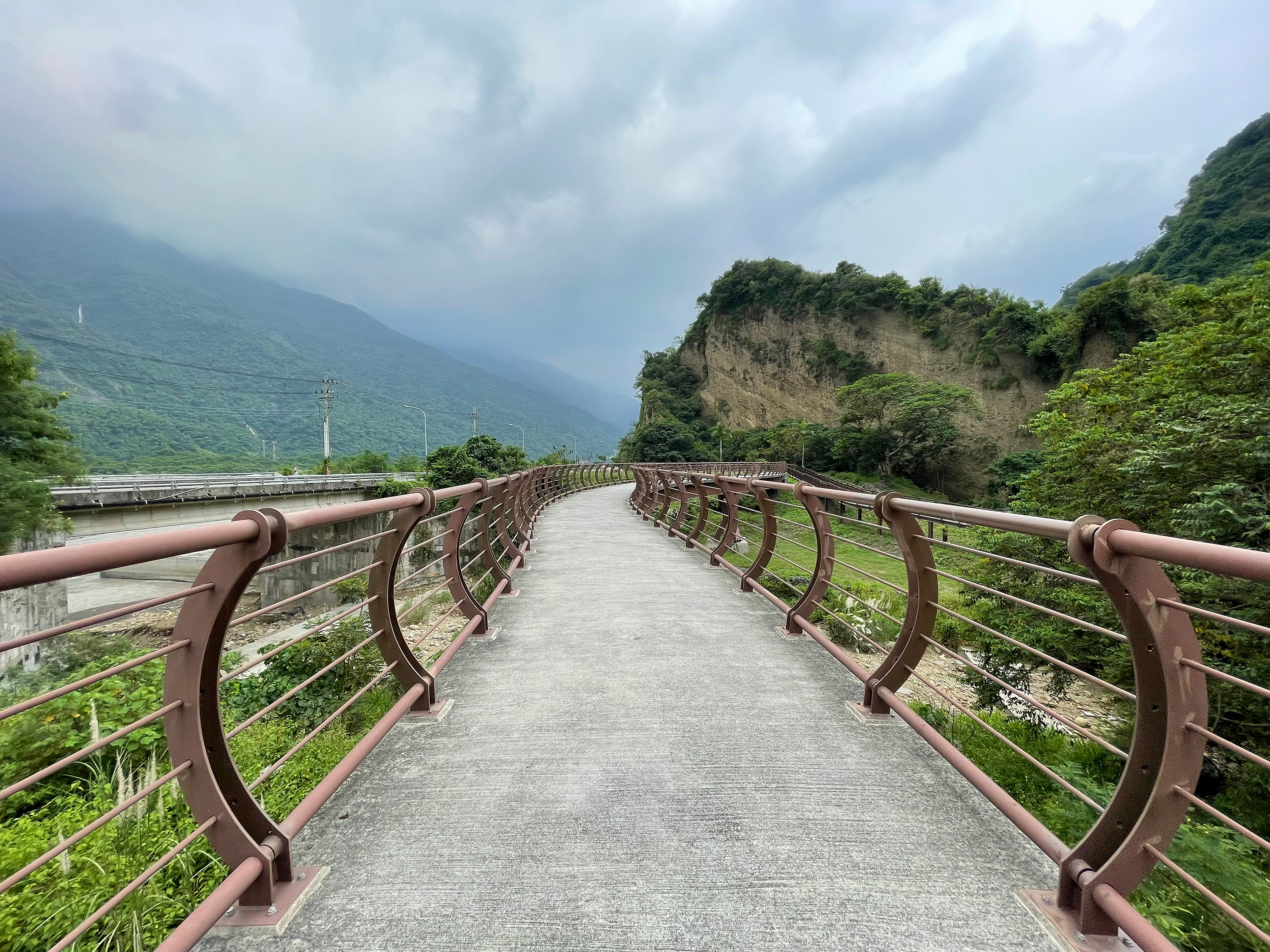 六龜區荖濃溪畔的十八羅漢山