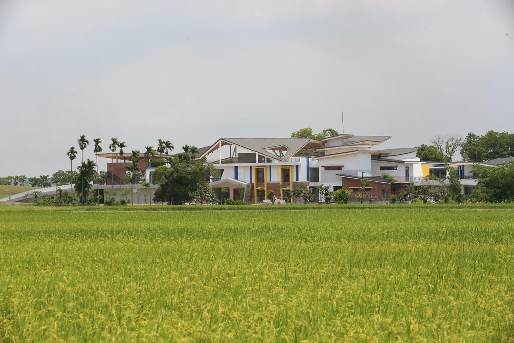 吸睛的建築主體，為兩層樓高的綠建築