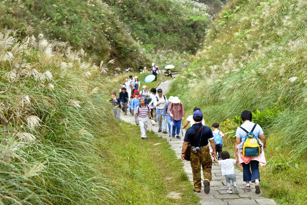 草嶺古道上遊客如織