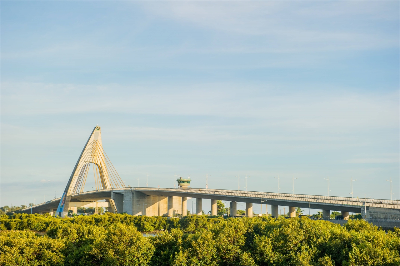 鵬湾跨海大橋