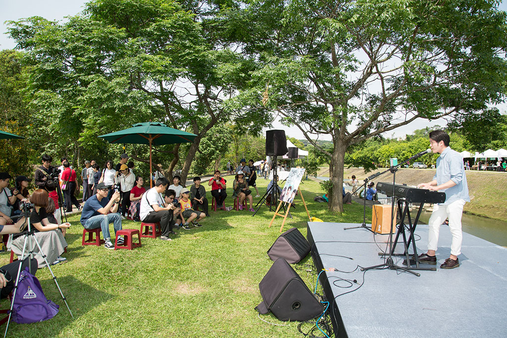 新竹農夫市集不插電音樂會蕭迦勒演出