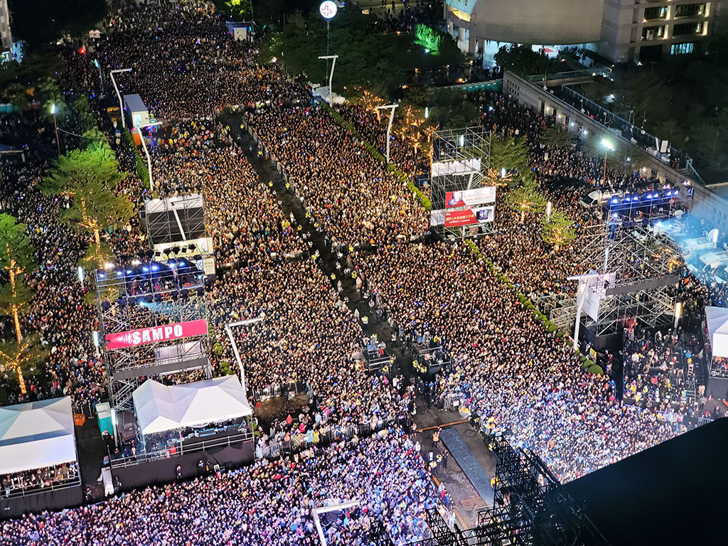  每年臺北跨年晚會皆吸引大批人潮前來北市府前廣場朝聖