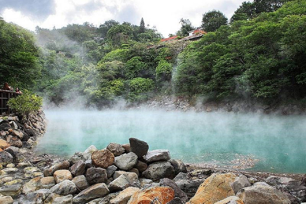  溫泉區的地熱谷展現大自然巧奪天工的美景