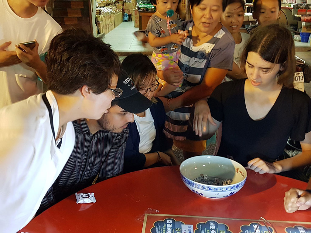 金好玩-博餅鄉鎮賽 外國旅客一起與金門在地鄉親同樂博狀元