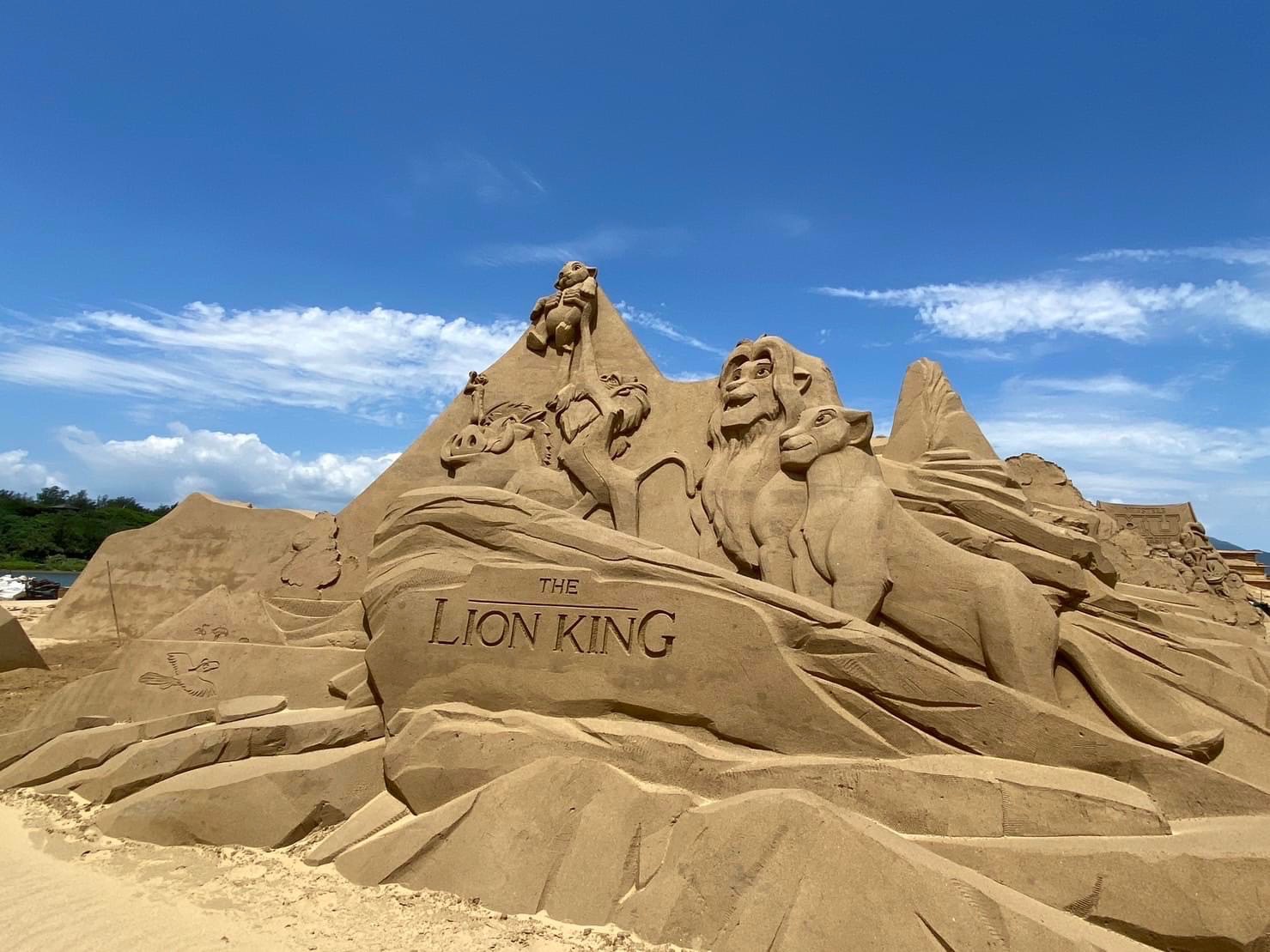  「2023福隆國際沙雕藝術季」與台灣華特迪士尼共同打造全球唯一「迪士尼百年慶典」主題獅子王沙雕