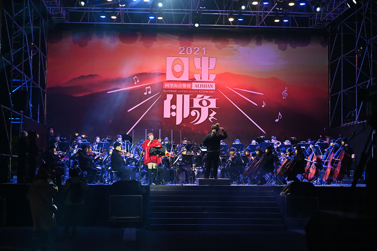  金曲歌后詹雅雯、鄒族天籟安歆澐，並邀約由跨域國際指揮家江靖波帶領的樂興之時管弦樂團50人團隊跨界演出