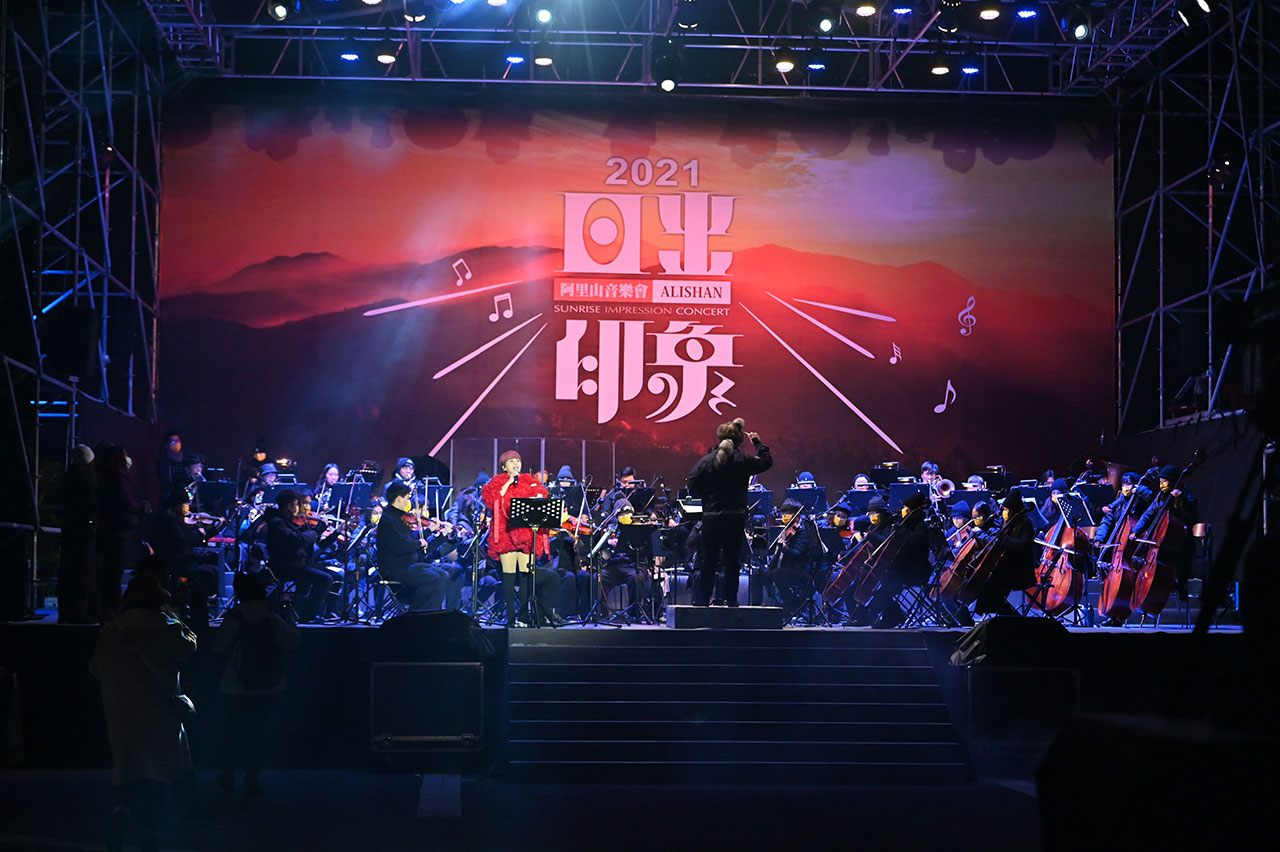 金曲歌后詹雅雯、鄒族天籟安歆澐,並邀約由跨域國際指揮家江靖波帶領的樂興之時管弦樂團50人團隊跨界演出