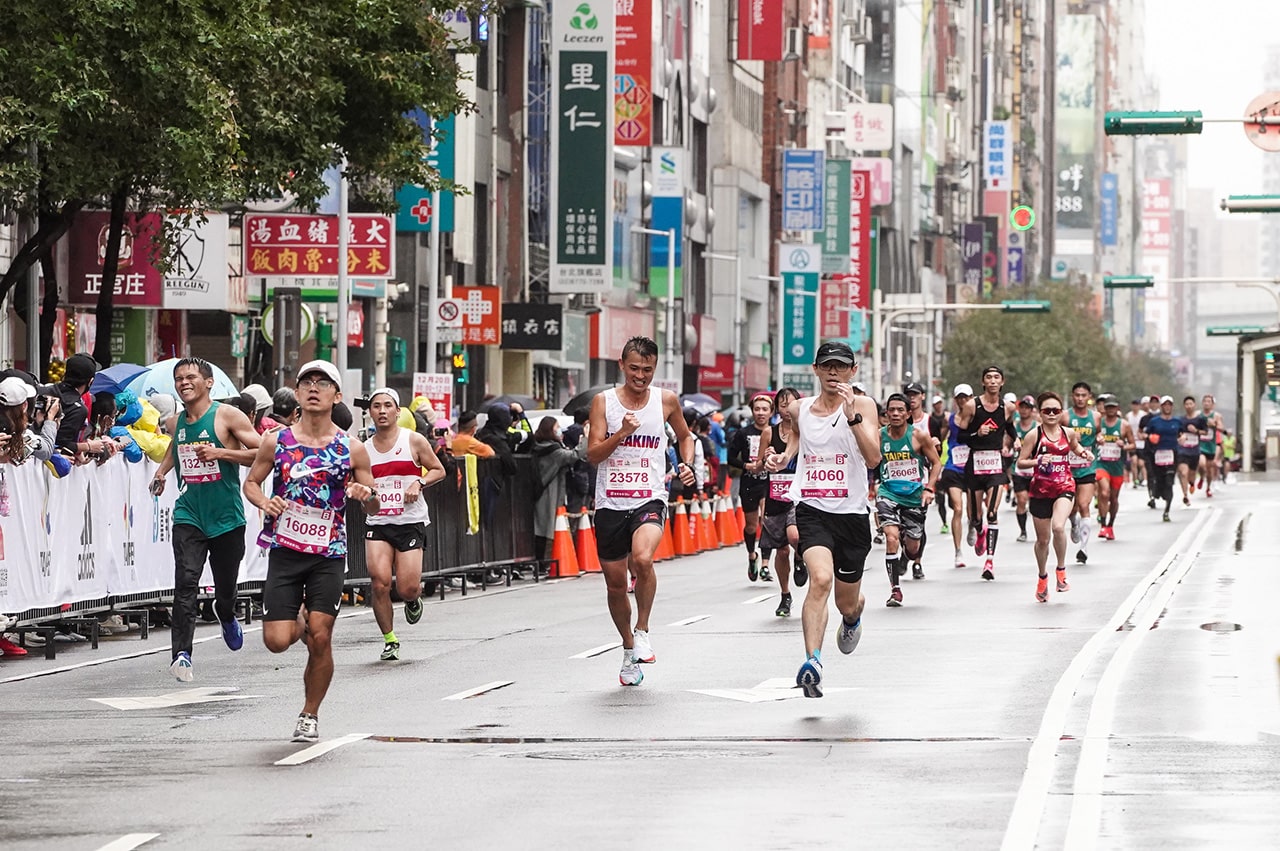  半馬跑者於臺北華爾街（南京東路）做最後衝刺邁向終點線