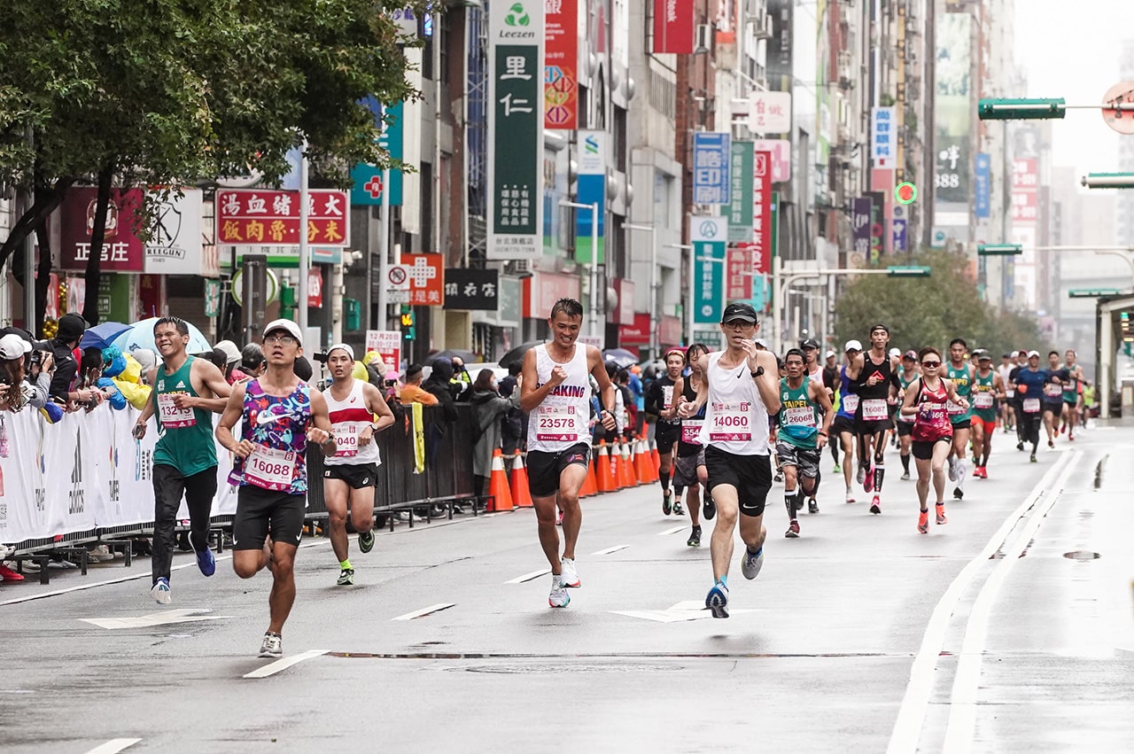 半馬跑者於臺北華爾街（南京東路）做最後衝刺邁向終點線