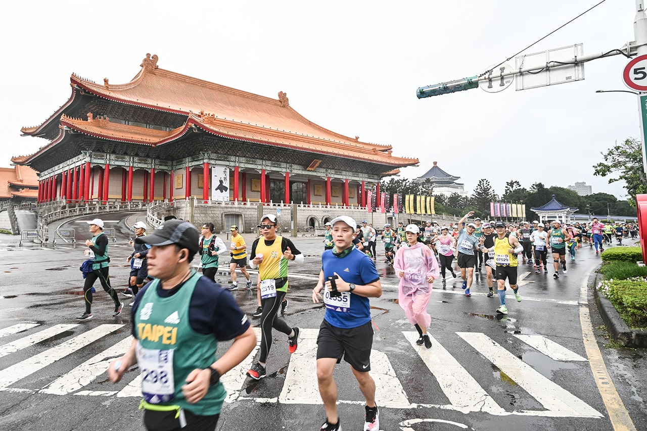  跑者們「勇感呼吸」奔馳於臺北市賽道上