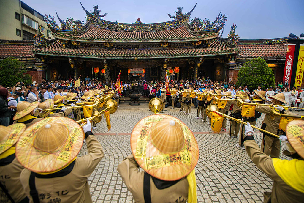  迎神隊伍哨角齊鳴壯大神威