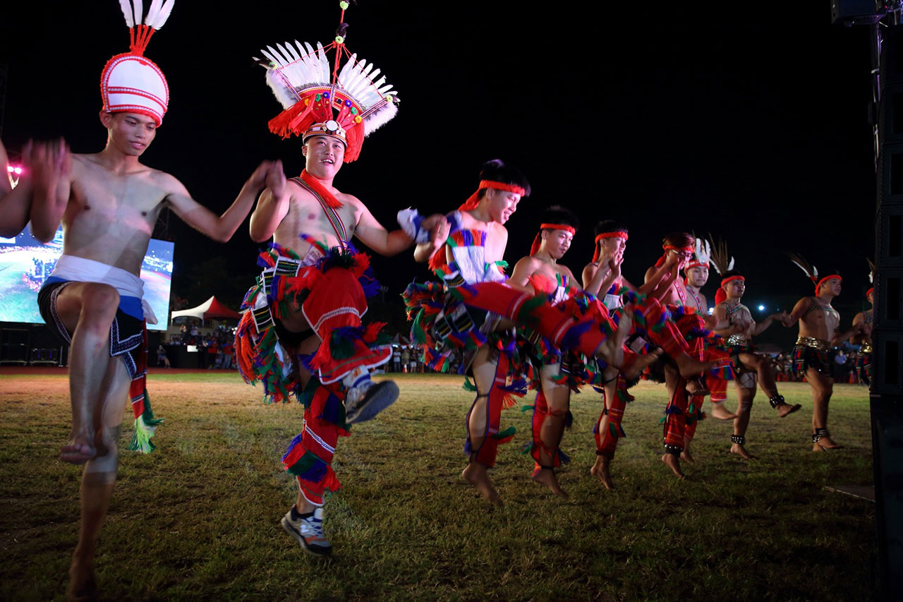  以躍動及充滿節奏的舞蹈展現部落族人期待豐年祭的到來