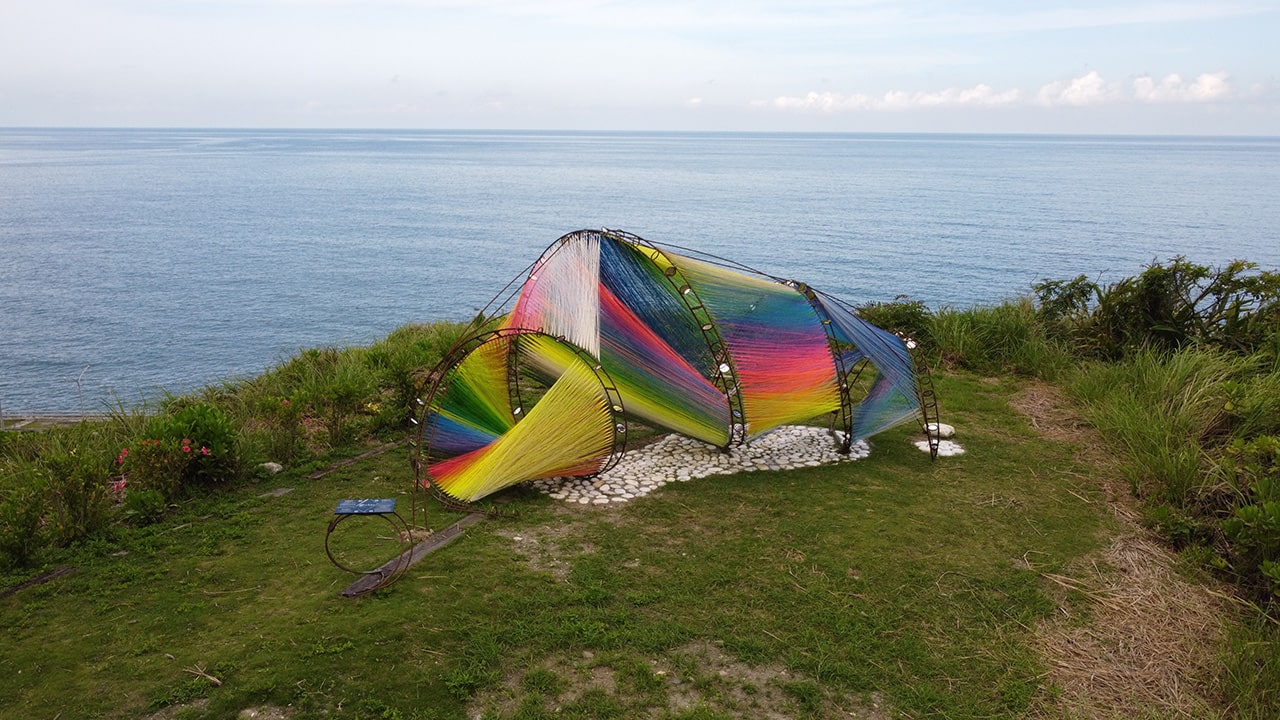  林淑鈴《山是凝結的浪.海是流動的光》