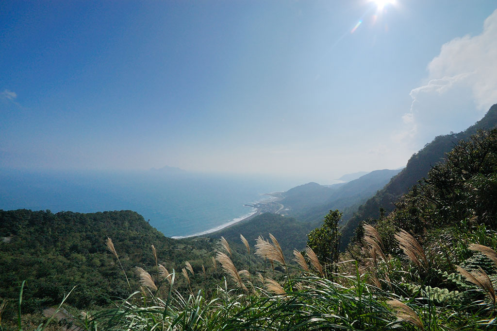  埡口遠眺龜山島