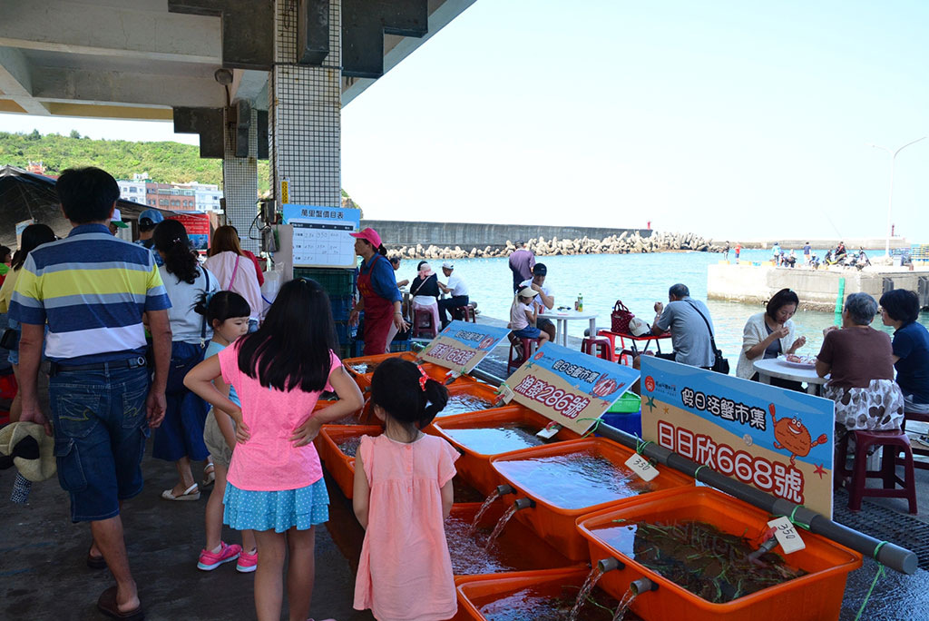  野柳假日活蟹市集品蟹人潮，為當地帶來觀光效益，提生產銷班經營經驗