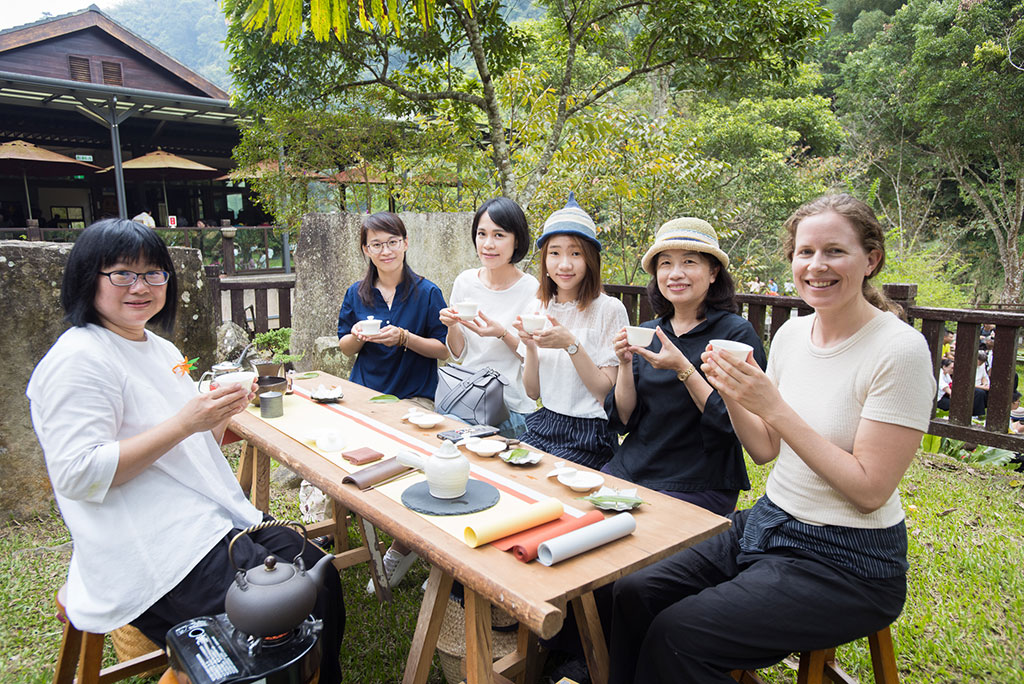  活動賽事搭配推廣茶席體驗遊程，在療癒的森林裡進行步道解說，體驗大地茶席，感受地景與人文互動下的茶席情境氛圍，並享用在地特色料理。