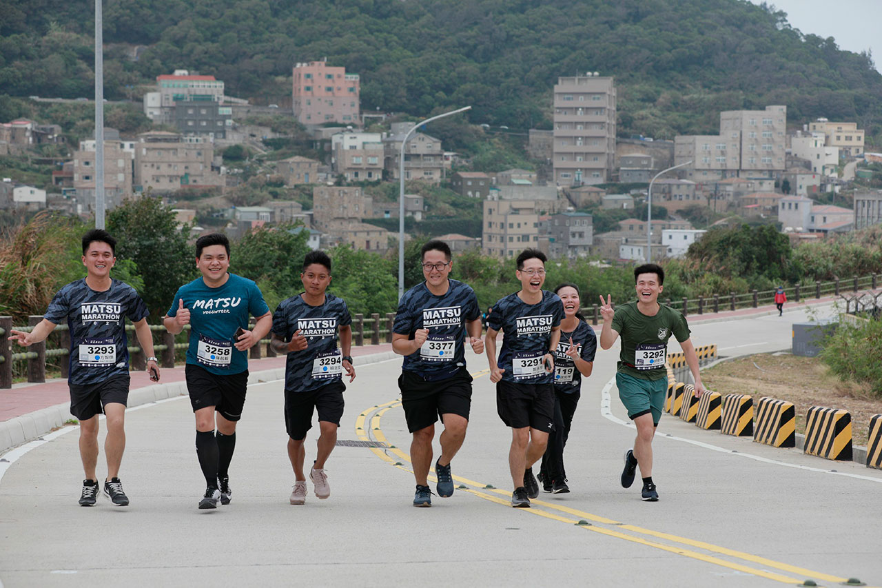 與國內馬拉松場地比較，其地形高低起伏較大，馬祖國際馬拉松為一挑戰型賽事