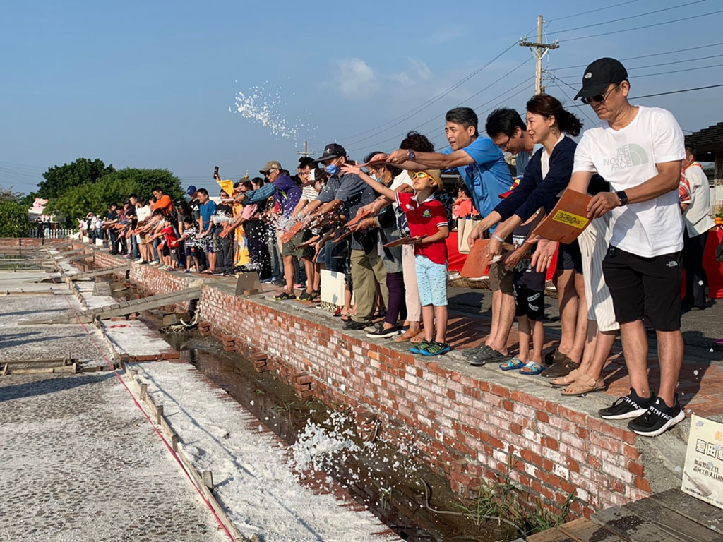 遊客一同參加返本還鹽儀式,鯤鯓王平安鹽祭