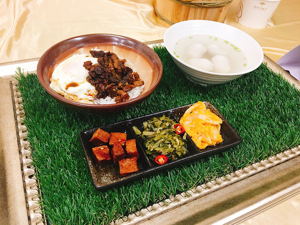 適合自由行旅客的「國飯套餐」,佐以湯品、飲料或小菜等豐富組合。