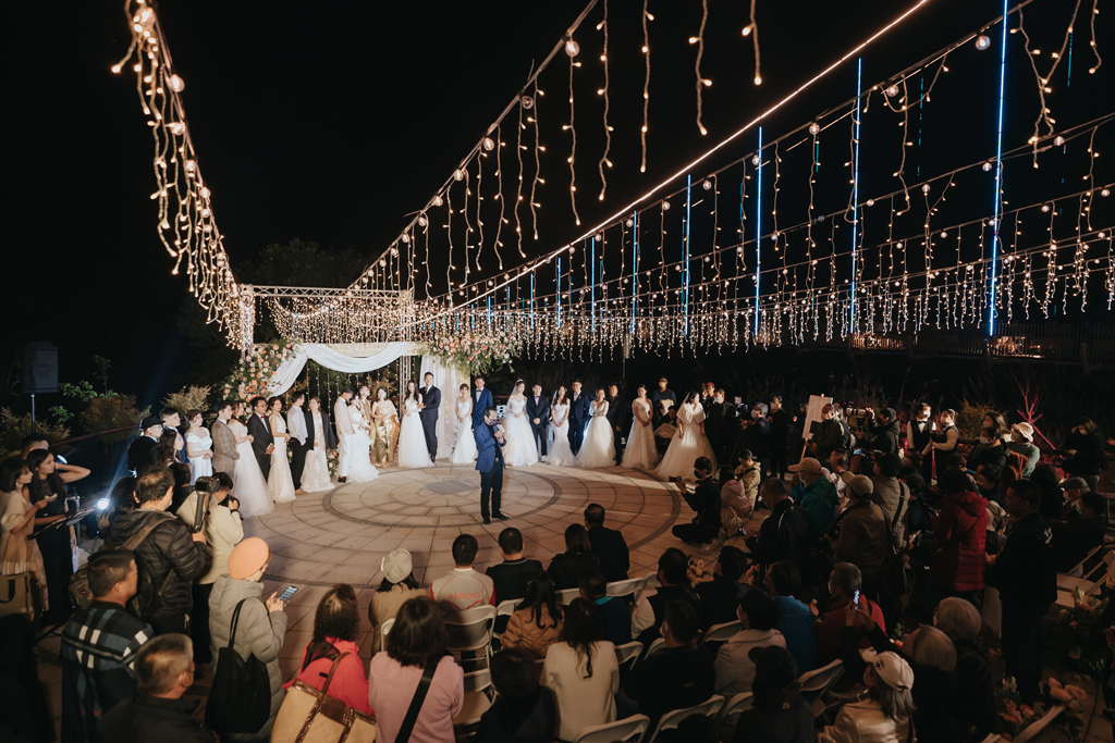 Boda bajo los árboles sagrados de la montaña Ali