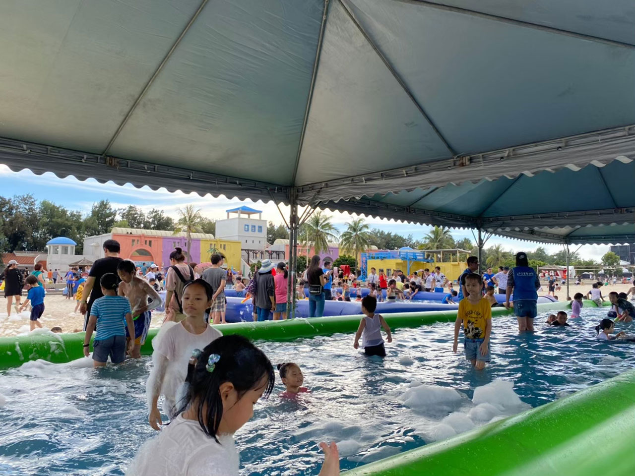  「東石海之夏」為本縣暑期濱海觀光指標性活動，以夏季海洋觀光為主題，每年暑假都吸引眾多親子戲水及青少年玩樂打卡旅遊人潮