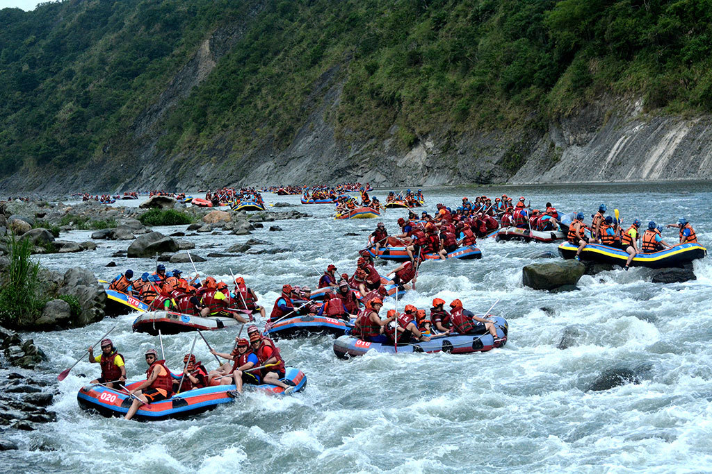 選手於激流處進行比賽,2021秀姑巒溪國際泛舟鐵人三項競賽