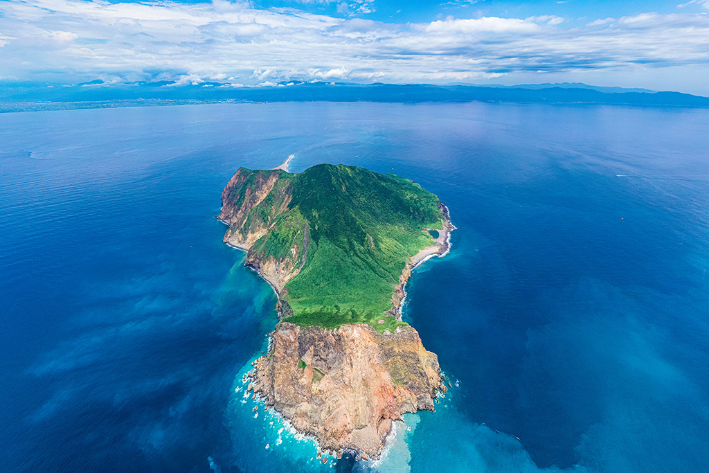 臺灣的活火山之一，具多樣的地質景觀，附近海域海洋資源豐富，島上植物兼具熱帶、亞熱帶、暖溫帶及溫帶等多樣特性，經歷軍事管制時期而保有原始自然之美。