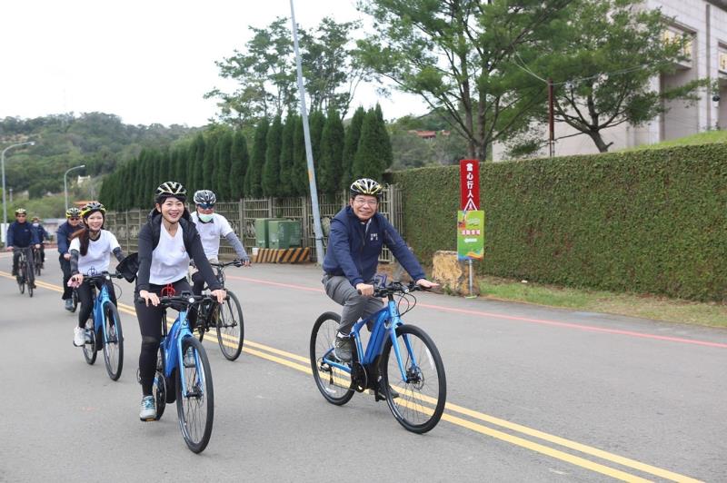 交通部長王國材率領眾人騎乘自行車
